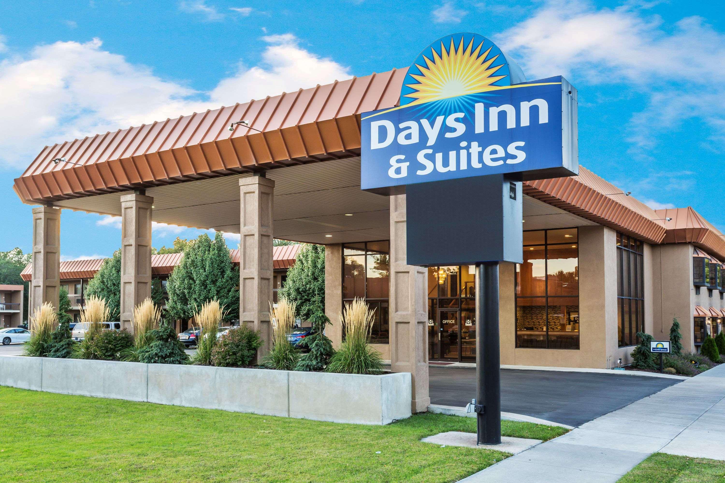 Days Inn & Suites By Wyndham לוגאן מראה חיצוני תמונה